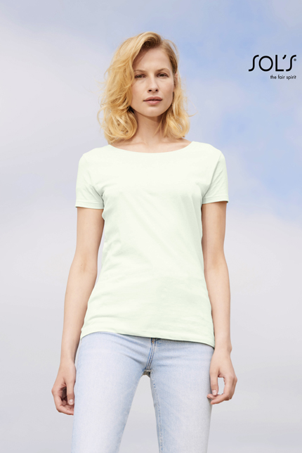 Martin Women - 02856ΜΠΛΟΥΖΕΣ / SOLSΓυναικείο T-shirtΠεριγραφή: Κοντά μανίκια με πλαϊνές ραφές και επεξεργασία με ένζυμα για επιπλέον απαλότητα. Διαθέτει στρογγυλή λαιμόκοψη και φακαρόλα στο λαιμό, προσφέροντας στενή γραμμή για κομψή εφαρμογή.Σχέδιο και Χαρακτηριστικά: Αυτό το γυναικείο T-shirt είναι φτιαγμένο από jersey 155g/m² - 100% βαμβάκι Ringspun πενιέ, με το γκρι μελανζέ να περιέχει 85% βαμβάκι και 15% βισκόζη. Η άνεση και η ανθεκτικότητα είναι προτεραιότητα, ενώ οι πρακτικές πλευρικές ραφές διασφαλίζουν την ευχρηστία του. Διατίθεται σε διάφορα χρώματα για να ταιριάζει με το επαγγελματικό σας στυλ.Εφαρμογή ως Επαγγελματική Ένδυση: Ιδανικό για εργαζόμενους σε χώρους εστίασης ή άλλες επαγγελματικές περιστάσεις που απαιτούν ένα κομψό και άνετο ένδυμα. Το ταιριαστό του σχέδιο το καθιστά κατάλληλο για περιβάλλοντα που επιδιώκουν εντυπωσιακή παρουσία.Δυνατότητα Προσαρμογής: Διαθέσιμη η δυνατότητα εκτυπώσεων, επιτρέποντας την προσθήκη λογότυπων ή μηνυμάτων, ιδανική για εταιρικούς σκοπούς ή ομάδες.